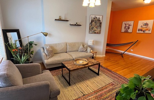 East Garfield Park House | 7-Bedroom 2-Flat Perfect for Groups — Near Train, Expressway, United Center