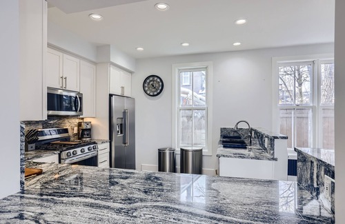 Historic District House | 7 Bedroom, 3 parking spots,AC, Centrally located on Main Street next to Gondola!