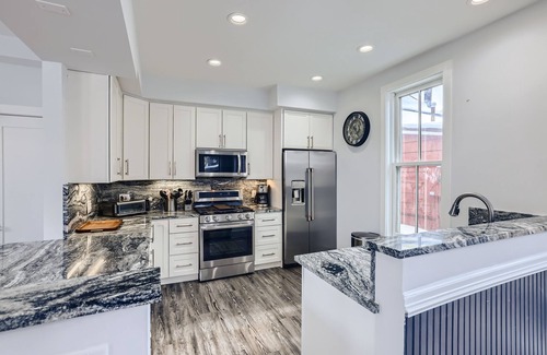 Historic District House | 7 Bedroom, 3 parking spots,AC, Centrally located on Main Street next to Gondola!