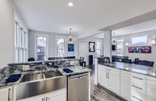 Historic District House | 7 Bedroom, 3 parking spots,AC, Centrally located on Main Street next to Gondola!