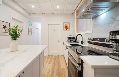 Shaughnessy Village Apartment | 7 bedroom apartment in the heart of downtown Montreal near subway and all amenities
