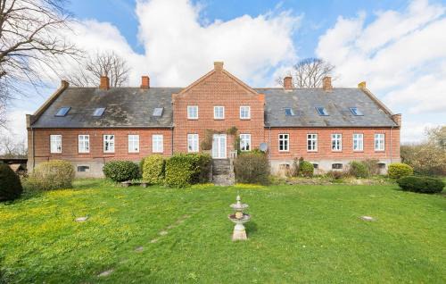Ronde House | 7 Bedroom Awesome Home In Rønde