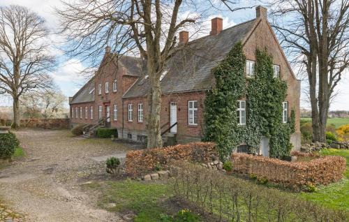 Ronde House | 7 Bedroom Awesome Home In Rønde
