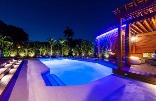 Golden Glades House | 7 Bedroom Villa Catalina Salt Water-Pool BKT Court
