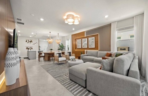 Four Corners House | 7 Bedrooms/5.5 Bathrooms/Windsor Cay (15952CC)