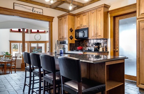 Leamington House | 7 Bedrooms, 5.5 Baths, Salt water pool, Hot Tub, Beach