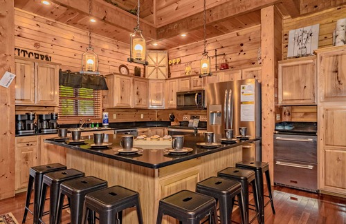 Gatlinburg - Pigeon Forge Cabin | 7 Bedrooms 6.5 Baths BEAUTIFUL VIEWS BOOKING FOR 2025! :D