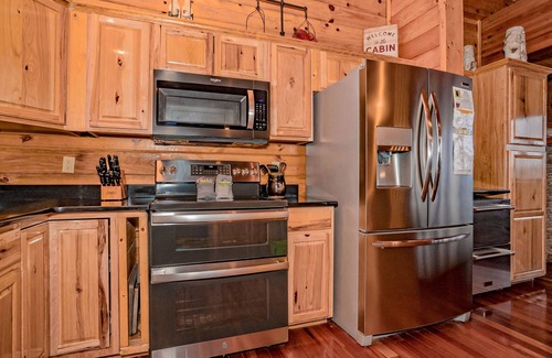 Gatlinburg - Pigeon Forge Cabin | 7 Bedrooms 6.5 Baths BEAUTIFUL VIEWS BOOKING FOR 2025! :D