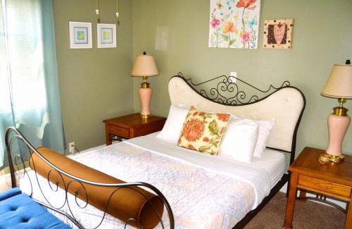 Grand Forks House | 7 Bedrooms Retreat Sleeps 13