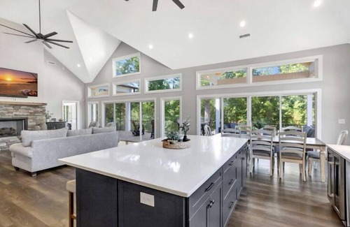 Anderson House | 7 Bedrooms - Sleeps 23 - 7,300 Sq Ft