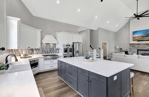 Anderson House | 7 Bedrooms - Sleeps 23 - 7,300 Sq Ft