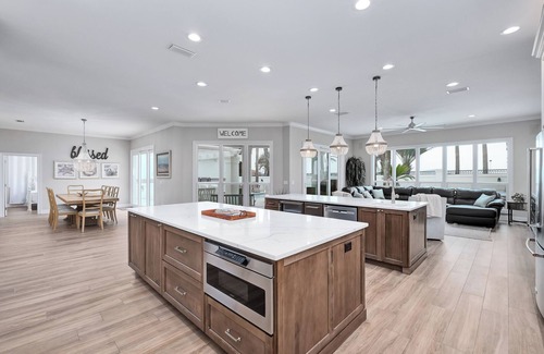 Fort Walton Beach - Destin House | 7 Br - 7.5 Ba HOME | GULF VIEWS | 50 STEPS TO THE BEACH! | PRIVATE RESORT POOL!