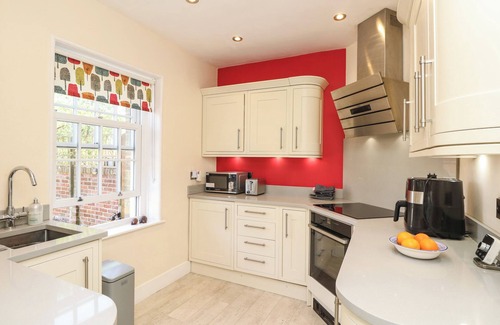 Bognor Regis Cottage | 7 COASTGUARD COTTAGES, family friendly, with a garden in Bognor Regis
