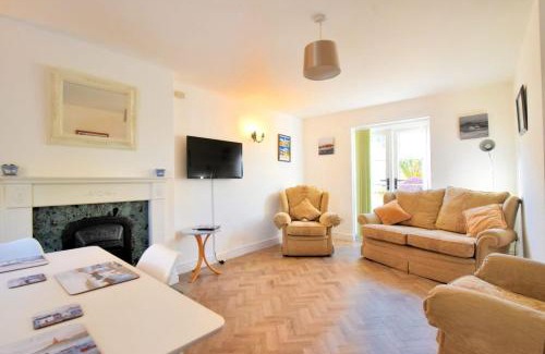 Charmouth House | 7 Double Common