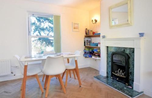 Charmouth House | 7 Double Common