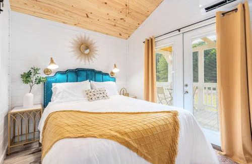 Guntersville Apartment | 7 Le Soleil Retro Tiny House, Boat Parking, Mins to Lake Guntersville, City Harbor