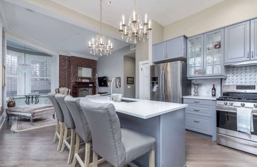 Westside North Villa | ★ 7 Lux King Beds ★ Walk to Downtown ★ Regal ★