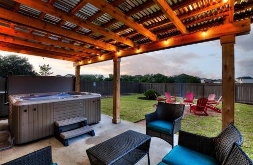 West San Antonio Villa | 7 mi Lackland BMT HotTub SeaWorld Bocce BIG CHESS