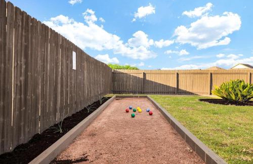 West San Antonio Villa | 7 mi Lackland BMT HotTub SeaWorld Bocce BIG CHESS