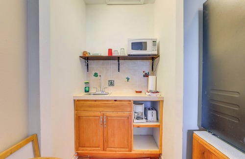 Pinellas Park Apartment | 7 Mi to Beach: Pinellas Park Studio w/Patio