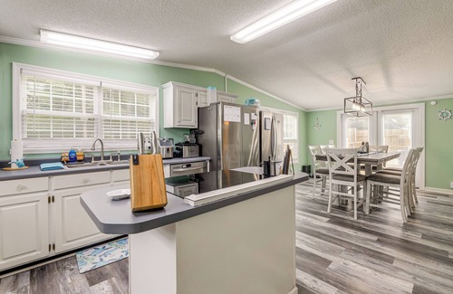 Sneads Ferry Cottage | 7 Mi to Beach! Sneads Ferry Family Home w/ Hot Tub