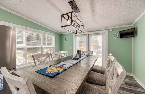 Sneads Ferry Cottage | 7 Mi to Beach! Sneads Ferry Family Home w/ Hot Tub