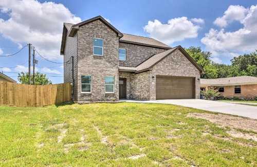 Texas City House | 7 Mi to Ocean Family-Friendly Texas City Home!