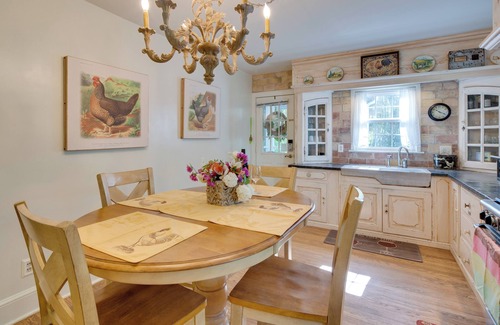 Royal Pines Cottage | 7 Mi to The Biltmore: 'Le Canard' Cottage w/Porch