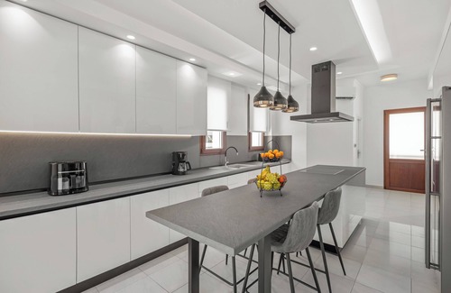 Petaloudes Villa | 7 min from Center | 6BR Villa | w/Airport Shuttle