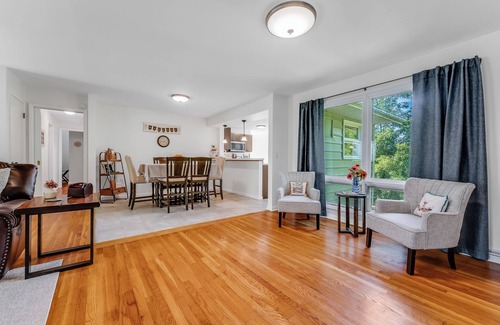 Star City House | *7 Min to WVU*Private Deck*Game Room*Full Kitchen*W/D