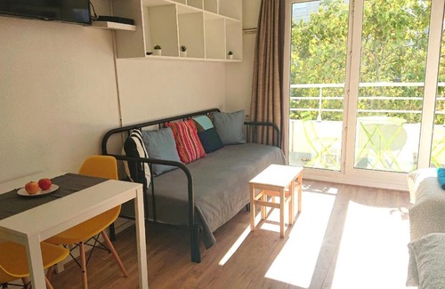Gambetta Apartment | 7 min Walk Metro Line 1-Charras La Defense