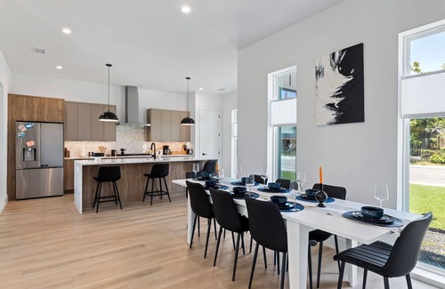 West Dallas House | 7 Mins to DT Dallas, Sleeps 14, Hot tub, Ping Pong, Patio