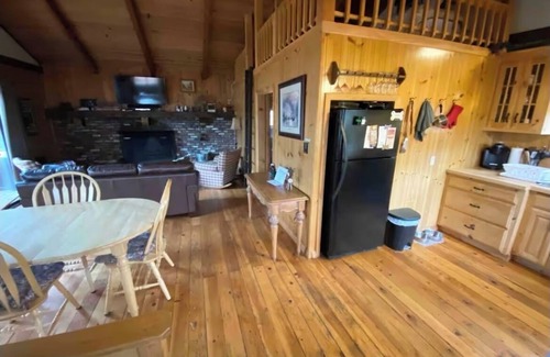 Bartlett Ski Chalet | 7 mins to Storyland! Dog Friendly Chalet! Private Home! Hiking! Santa’s Village!