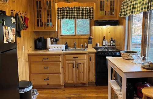 Bartlett Ski Chalet | 7 mins to Storyland! Dog Friendly Chalet! Private Home! Hiking! Santa’s Village!