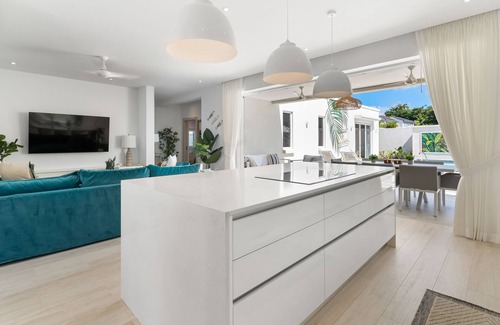 Porters House | 7 Minute walk to BEACH/Brand New Luxury Villa/Sleeps 10