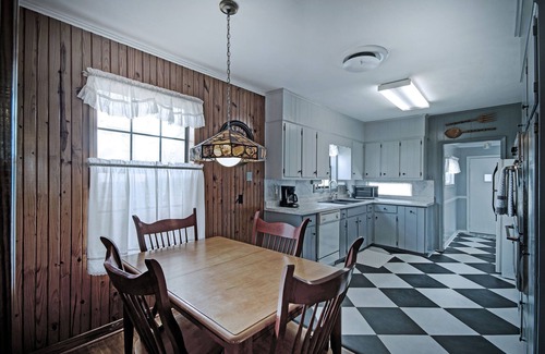 Flora House | 7 minutes from Providence Farm, MS Blues Trail and The Petrified Forest!