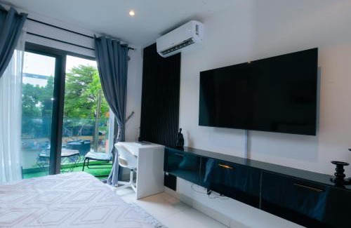 Accra Apartment | 7 Minutes from the Airport - Chic Studio