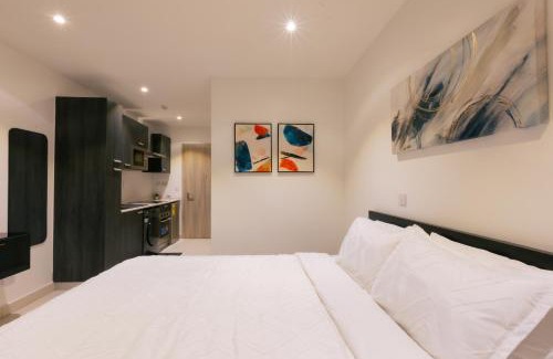 Accra Apartment | 7 Minutes from the Airport - Chic Studio