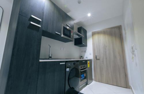 Accra Apartment | 7 Minutes from the Airport - Chic Studio