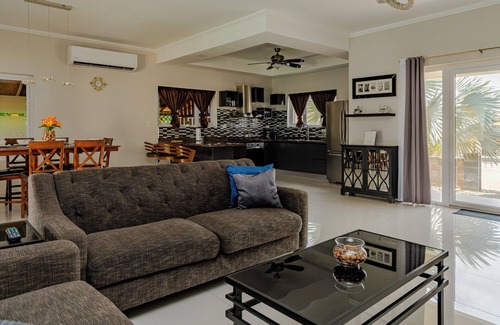 Paradera House | 7 minutes to Beautiful beach, Newly Renovated Luxury Home, Private Sundeck-pool