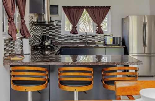 Paradera House | 7 minutes to Beautiful beach, Newly Renovated Luxury Home, Private Sundeck-pool