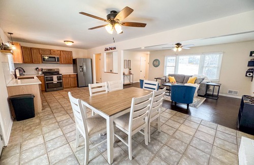 Kansas City Other | 7 minutes to shopping and entertainment. Quiet farmhouse close to city w/pool.
