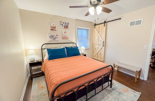 Kansas City Other | 7 minutes to shopping and entertainment. Quiet farmhouse close to city w/pool.