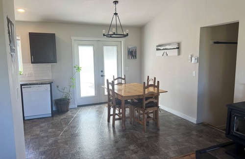 Athol Cottage | 7 minutes to Silverwood 3-bedroom cottage AC, WiFi, Hot Tub, Pool Table