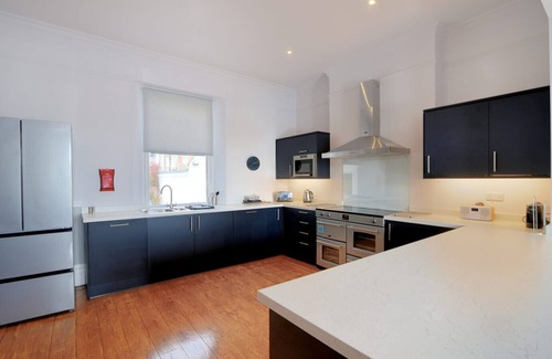 Seaton House | 7 SEAFIELD ROAD, pet friendly, with a garden in Seaton, Devon