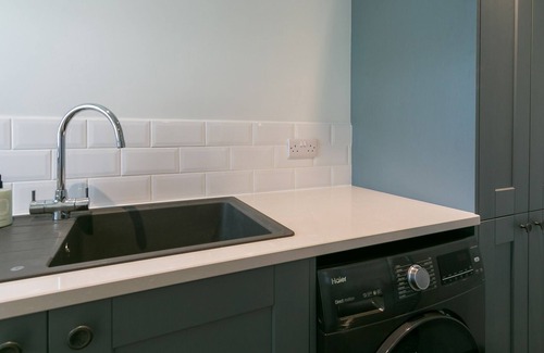 Moelfre Cottage | 7 Seaview - sleeps 4 guests in 2 bedrooms