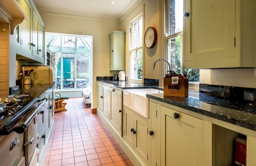 York House | 7 St John's Crescent - a family break that sleeps 6 guests in 3 bedrooms