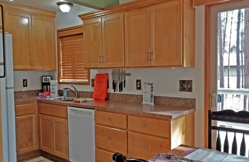 Sunriver House | 7 Tumalo-Sunriver, Oregon: Hot Tub, BBQ, WiFi, SHARC Aquatics, Tubing Hill, Mt. Bachelor, Golf, Deschutes River, Tennis, Bike Paths
