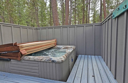 Sunriver House | 7 Tumalo-Sunriver, Oregon: Hot Tub, BBQ, WiFi, SHARC Aquatics, Tubing Hill, Mt. Bachelor, Golf, Deschutes River, Tennis, Bike Paths