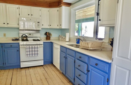 Surry House | 70 Oceanfront acres! 5B/3B Farmhouse on Newbury Neck-Sleeps 10. Fireplace, pets!
